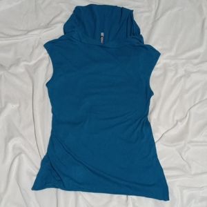 Lightweight shirt with flared collar